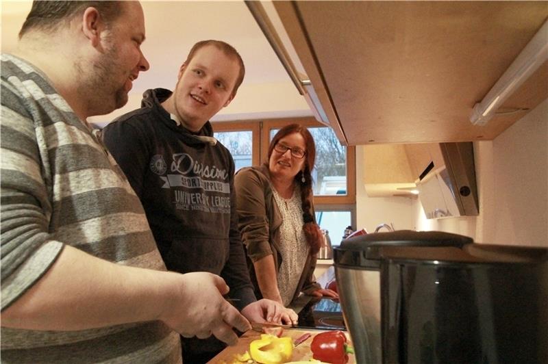 Kevin Weber, Nils Hansen und Karin Kutschke beim Gemüseschnippeln in der Küche der Wohnschule. Foto: Richter