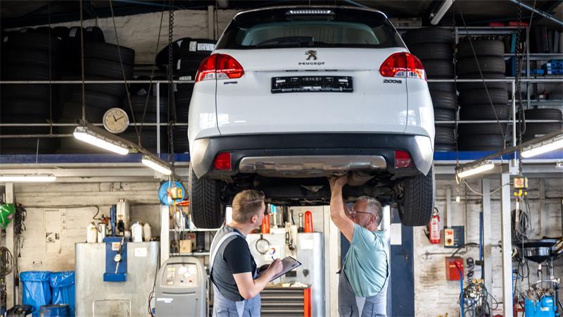 Kfz-Police: Die Stiftung Warentest hat 36 Autoversicherungstarife mit Blick auf die Alterszuschläge analysiert.