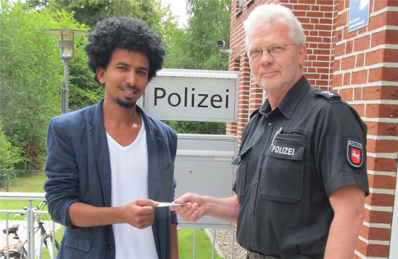 Khalid Al Barti mit Polizeihauptkommissar Hans-Heinrich Hohls bei der Übergabe des Finderlohns. Foto: Polizei
