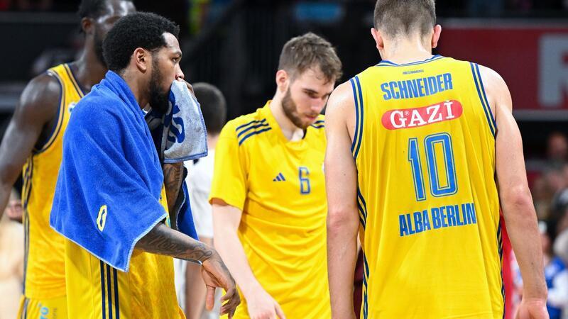 Alba-Sorgen wachsen: Gegen Bayern und eigenen Körper Khalifa Koumadje, Sterling Brown, Malte Delow und Tim Schneider von Berlin (v.l.n.r.) stehen nach dem Spiel auf dem Spielfeld.
