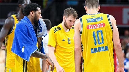 Khalifa Koumadje, Sterling Brown, Malte Delow und Tim Schneider von Berlin (v.l.n.r.) stehen nach dem Spiel auf dem Spielfeld.