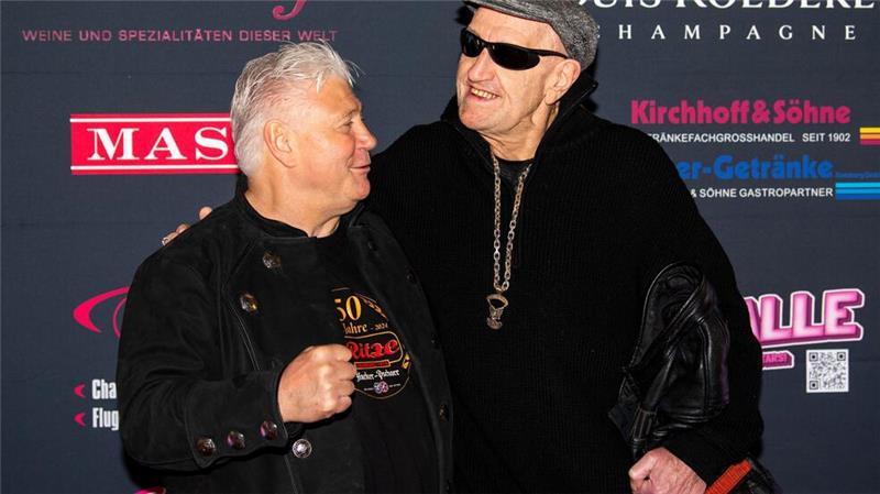 Kutsche und Kiez-Promis - Kultkneipe „Zur Ritze“ feiert 50. Kickbox-Weltmeister Carsten Marek, der auch ein Bordell in Hamburg-Hamm betreibt, hatte die Kneipe 2014 übernommen.