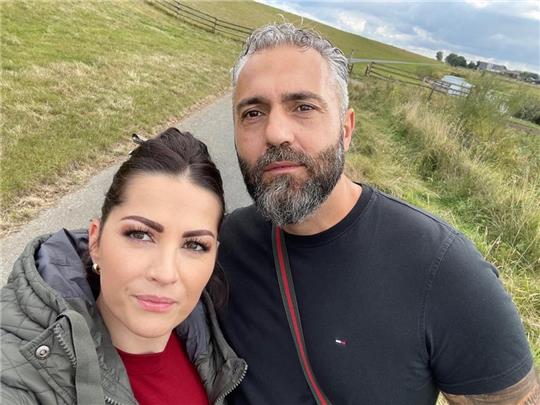 Kickbox-Wettkampftrainer, Kampfrichter und Ringsprecher Baris Tekin und seine Lebensgefährtin Desiree Reppmann.