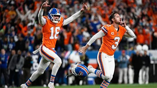 Kicker Wil Lutz (r) erzielte für die Denver Broncos das entscheidende Field Goal in der Overtime.