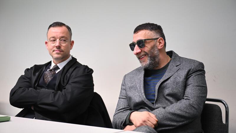 Ohne Erlaubnis am Steuer – „4 Blocks“-Star zu Haftstrafe verurteilt Kida Khodr Ramadan (r), Schauspieler, sitzt zu Beginn eines Prozesses gegen ihn im Gerichtssaal neben seinem Anwalt Kai Walden. Dem «4 Blocks»-Star werden mehrere Fälle wegen Fahrens ohne Führerschein zur Last gelegt.