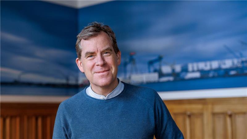 Kiel, vertreten durch Oberbürgermeister Ulf Kämpfer, wird ein ehemaliges Bundeswehrgelände an das Militär zurückgeben. (Archivbild)