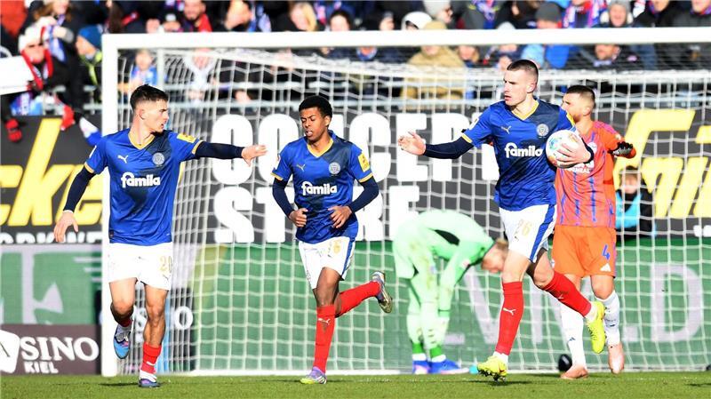 Kieler Hoffnung nach dem verwandelten Foulelfmeter durch David Zec (r)