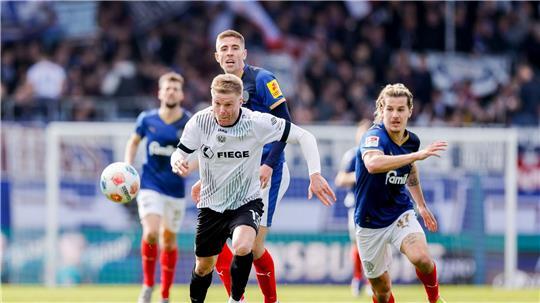 Kieler und Münsteraner Spieler kämpfen um den Ball.