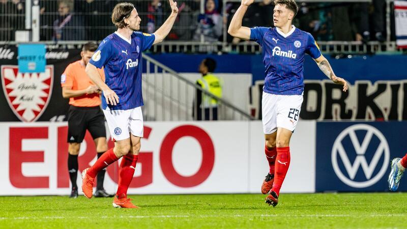 Kiel hebt Comeback-Qualität nach Aus im DFB-Pokal hervor Kiels Carl Anders Lorentz Johansson (l) und Kiels Nicolai Remberg feiern den Treffer zum 2:2.