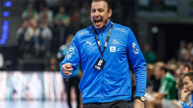 Kiel feiert klaren Heimsieg gegen Wetzlar Kiels Coach Filip Jicha gibt Kommandos an der Seitenlinie.