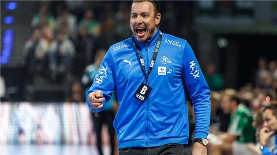 Kiels Coach Filip Jicha gibt Kommandos an der Seitenlinie.