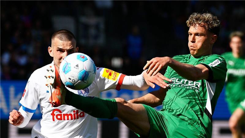 Kiel besiegt Gladbach bei Tor-Spektakel mit 4:3 Kiels David Zec (l) und Gladbachs Robin Hack kämpfen um den Ball.