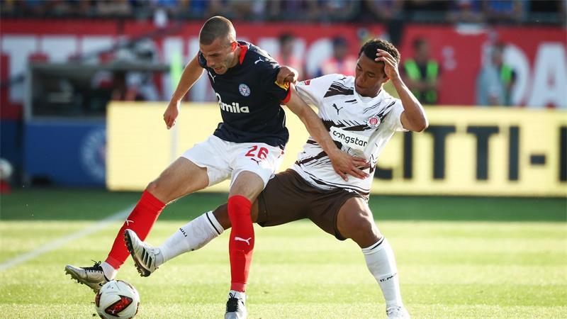 Unentschieden für St. Pauli bei Rapps Rückkehr nach Kiel Kiels David Zec (l) wird von St. Paulis Joel Fujita attackiert.