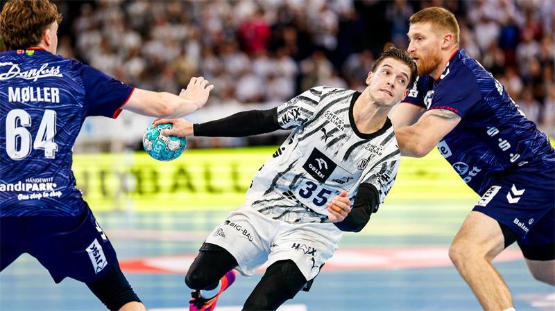 Kiel und Flensburg teilen im 117. Derby die Punkte Kiels Domen Makuc (M) setzt sich gegen die Flensburger Lasse Möller (l) und Blaz Blagotinsek durch.