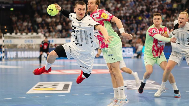 Kiels Handballer verlieren Spitzenspiel gegen Berlin Kiels Elias Ellefsen a Skipagøtu (l) wirft auf das Berliner Tor.