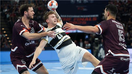 Kiels Emil Madsen (M) wird von Montpeliers Veron Nacinovic am Wurf gehindert.