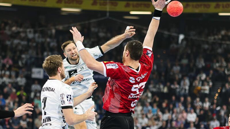 Magdeburg neuer Tabellenführer - Kiel gewinnt gegen Berlin Kiels Harald Reinkind (M) wirft auf das Tor.