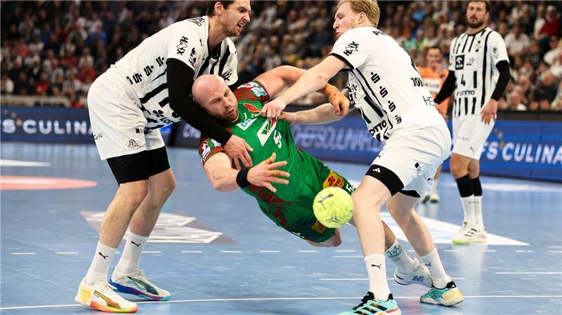 Kiels Hendrik Pekeler (l-r), Magdeburgs Oscar Bergendahl und Kiels Eric Johansson kämpfen um den Ball.