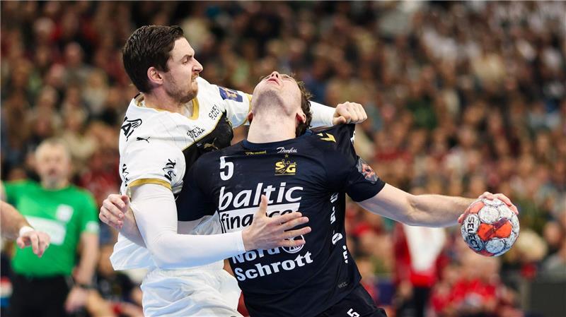 Kiels Hendrik Pekeler (l) und Flensburgs Niclas Kirkelökke kämpfen um den Ball.