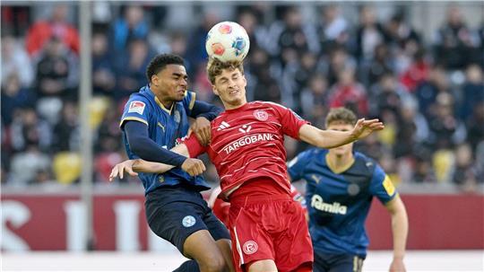 Kiels Ikem Ugoh (l) und Düsseldorfs Luca Raimund kämpfen um den Ball.