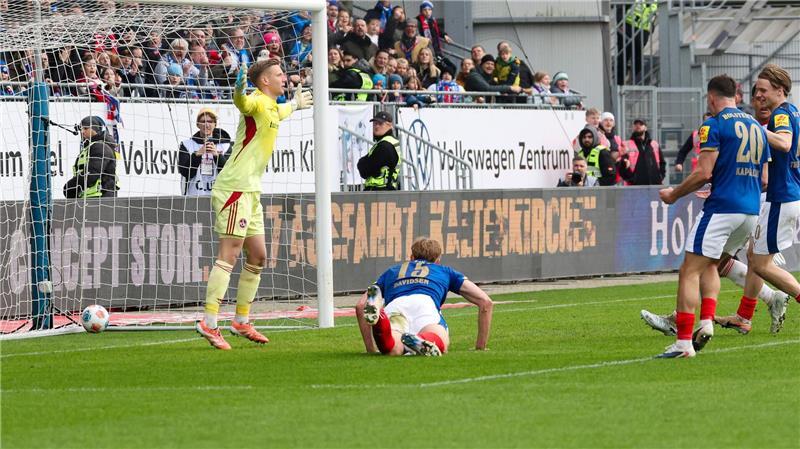 Kiels Kasper Davidsen (M) trifft zum 2:2.