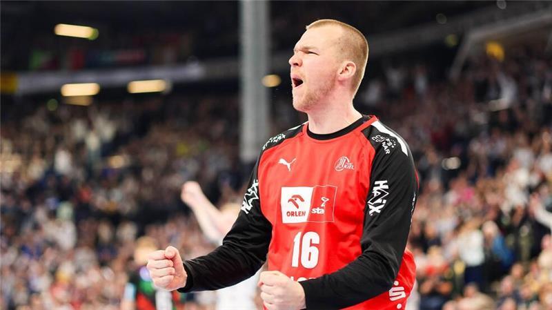 Kiels Keeper Tomas Mrkva fand gegen den FC Porto sofort in die Partie.
