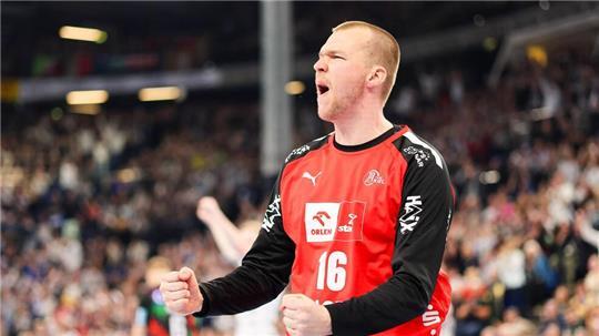 Kiels Keeper Tomas Mrkva fand gegen den FC Porto sofort in die Partie.