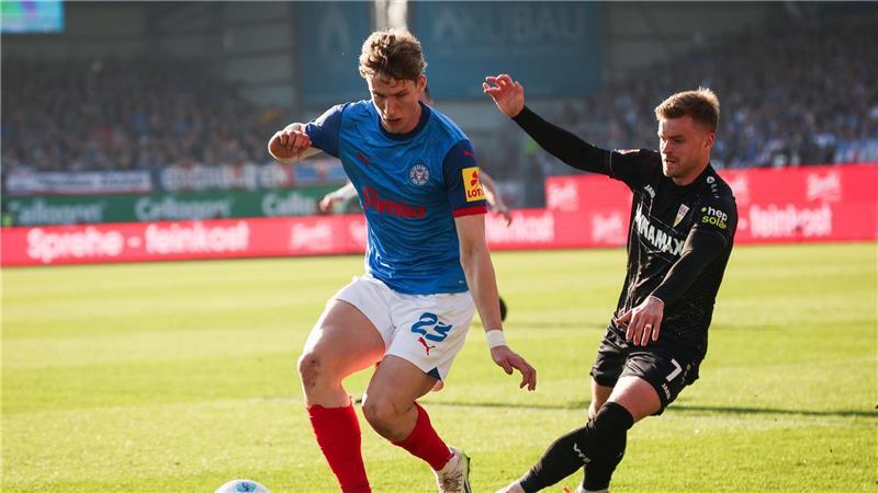 Kiel verpasst in Überzahl den Heimsieg gegen Stuttgart Kiels Lasse Rosenboom (l) und Stuttgarts Maximilian Mittelstädt im Kampf um den Ball.