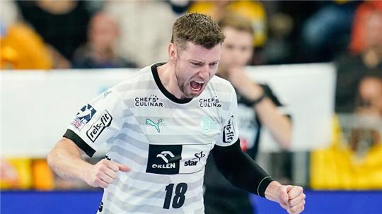 Kiels Niclas Ekberg jubelt über ein Tor.