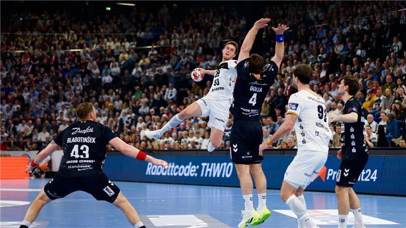 Kiels Nikola Bilyk wirft auf das Tor.