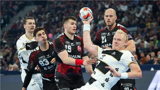 Kiels Patrick Wiencek (vorne) kommt zum Wurf.