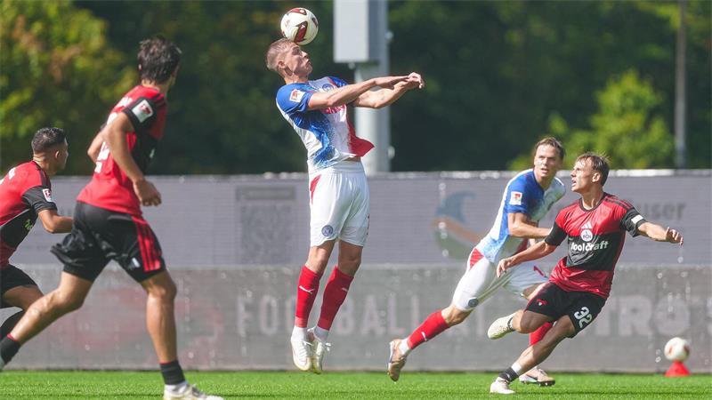 Kiel trotzt Nürnberg: Erstes Remis für den Tabellenführer Kiels Phil Harres beim Kopfball. Später traf der Angreifer für Holstein zum 1:1.