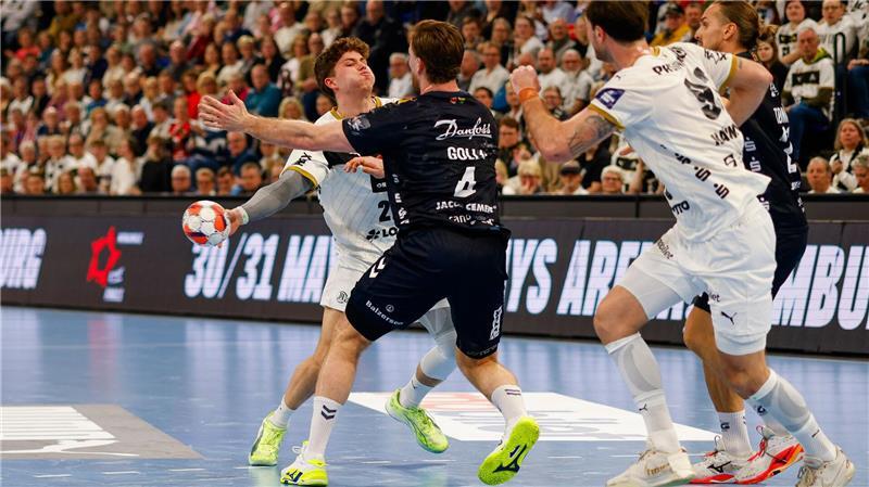 Kiels Rasmus Ankermann (l) wirft an Flensburgs Johannes Golla vorbei.