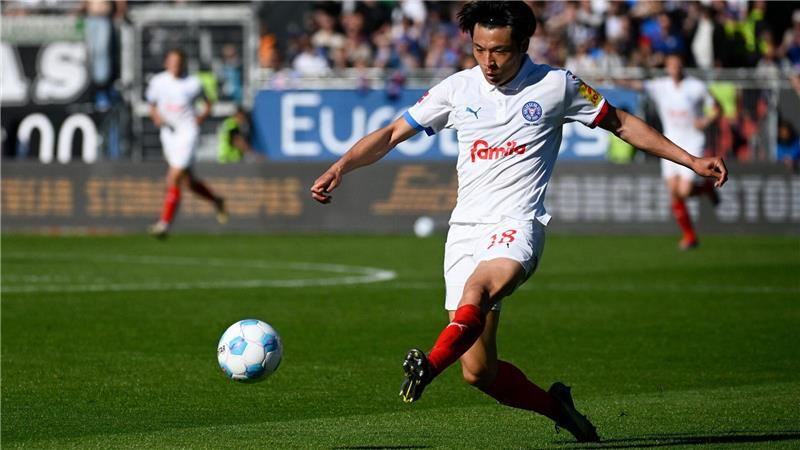 Kiel-Stürmer Machino wechselt nach Gladbach Kiels Shuto Machino wechselt zu Borussia Mönchengladbach.