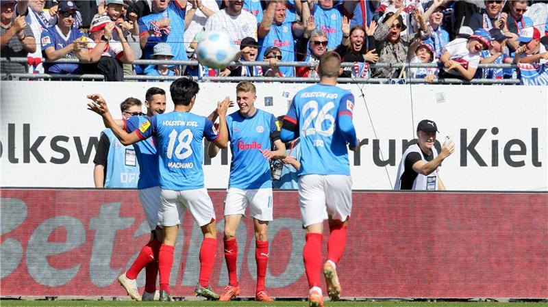 Freiburg siegt und besiegelt den Abstieg von Holstein Kiel Kiels Spieler feiern den Führungstreffer.