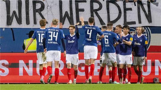 Kiels Spieler feiern den Treffer zum 3:0.