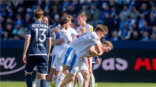 Kiels Spieler jubeln nach dem Tor von Jonas Therkelsen zum 3:2.