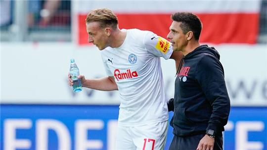 Kiels Timo Becker (l) jubelt mit Kiels Trainer Marcel Rapp über das Tor zum 0:1.