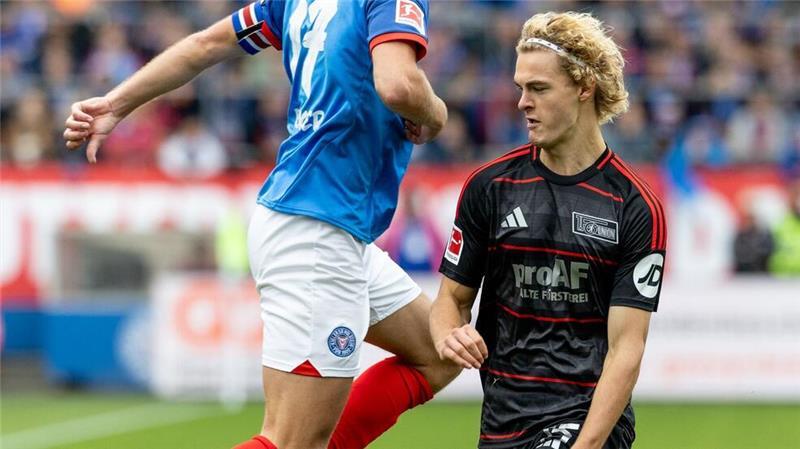 Kiel trotzt fünfter Pleite: „Von Abstieg wird nicht geredet“ Kiels Timo Becker (l) und Berlins Tom Rothe kämpfen um den Ball.