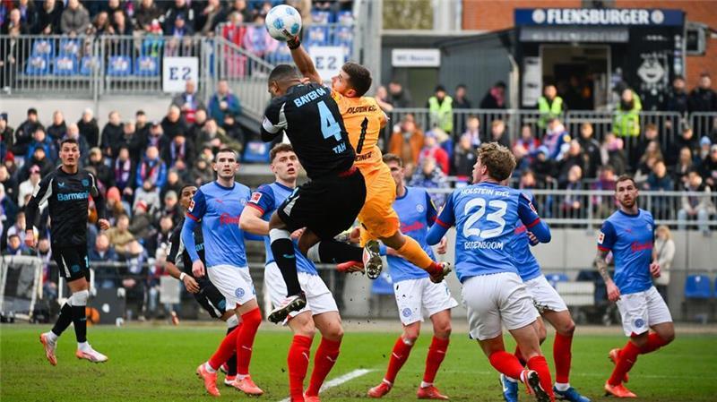 Leverkusen spielt sich ein: 2:0 bei harmlosen Kielern Kiels Torhüter Timon Weiner (M) war gegen Leverkusen immer wieder gefordert.