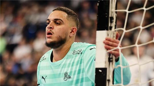 Kiels Torwart Samir Bellahcene steht im Tor.