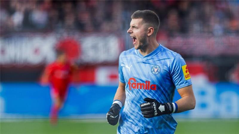 Dämpfer gegen Kiel: Leverkusener Remis bei Alonso-Jubiläum Kiels Torwart Timon Weiner freut sich über ein Tor seines Teams.