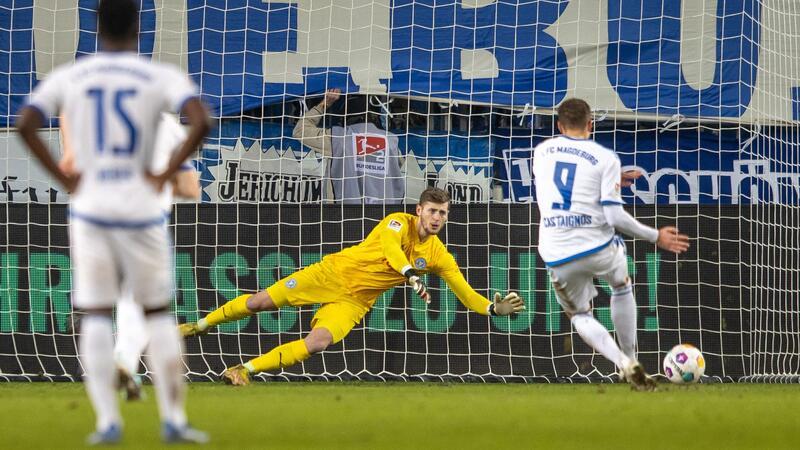 Zweitliga-Profi rassistisch beleidigt: Magdeburg reagiert Kiels Torwart Timon Weiner pariert einen Strafstoß von Magdeburgs Luc Castaignos.