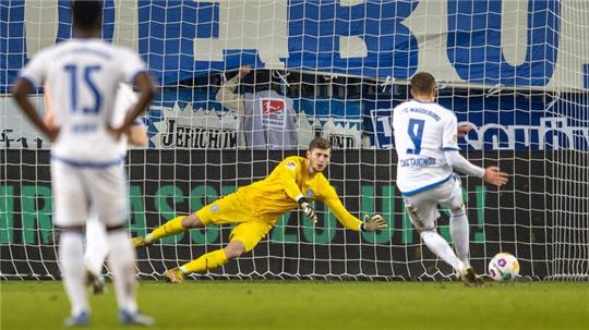 Kiels Torwart Timon Weiner pariert einen Strafstoß von Magdeburgs Luc Castaignos.