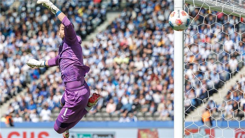 Kiels Torwart Weiner pariert einen Schuss auf sein Tor. 