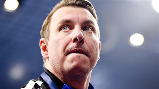Kiels Trainer Filip Jicha am Spielfeldrand.