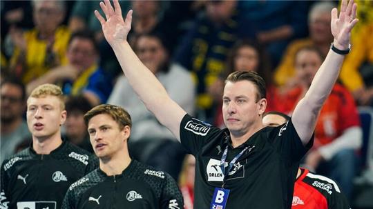 Kiels Trainer Filip Jicha gestikuliert.