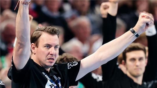 Kiels Trainer Filip Jicha jubelt nach einem Tor.