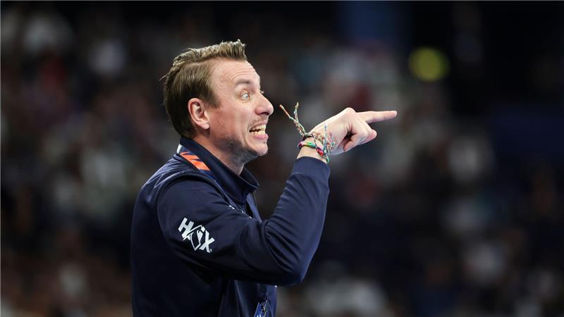 Kiels Handballer mit klarem Heimsieg über Leipzig Kiels Trainer Filip Jicha reagiert an der Seitenlinie.