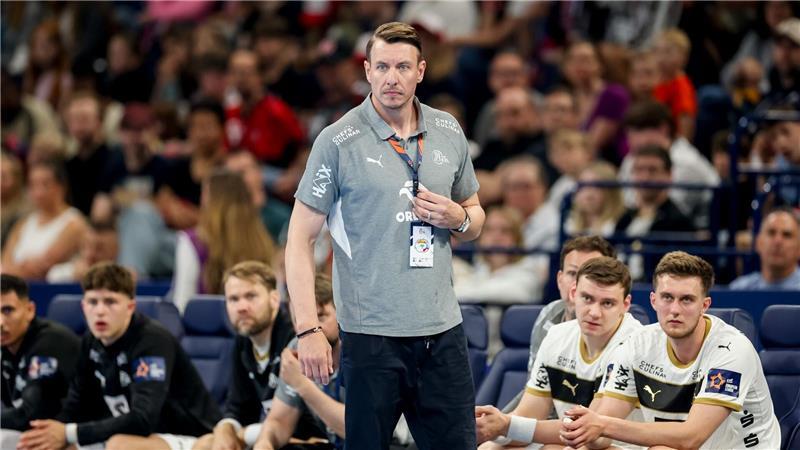 Kiels Trainer Filip Jicha steht am Spielfeldrand. (Archivbild)